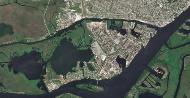 photo  une vue aérienne de kherson, le 15 juin 2023.  &copy;  afp photo/planet labs pbc 