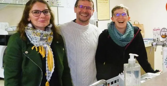 photo  mickaël locteau, président du comité des fêtes, entouré des bénévoles au comptoir du restaurant pour servir café et bonne humeur.  &copy;  ouest-france 