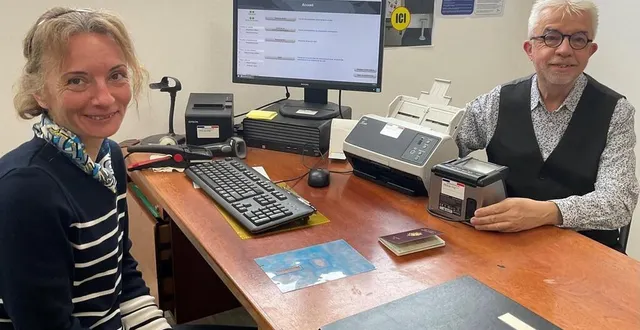 photo  le maire, philippe bigot, se réjouit de l’activité croissante du guichet dédié aux cartes d’identité et passeports, piloté par sandrine perotti.  &copy;  ouest-france 