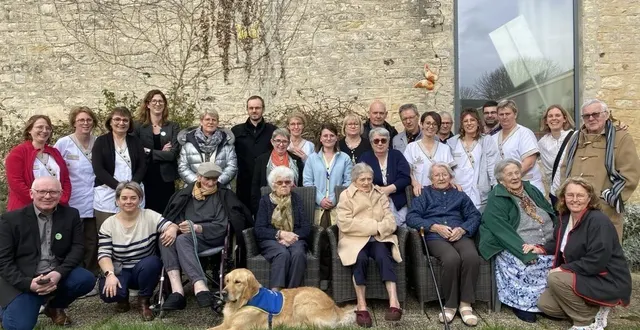 photo  sparrow au centre, entouré des résidents de l’ehpad d’écouché-les-vallées (orne).  &copy;  ehpad écouché 