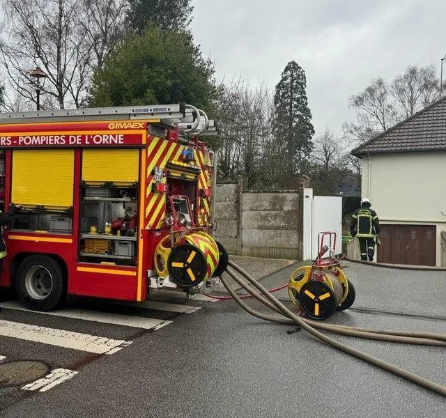 photo les sapeurs-pompiers interviennent depuis 15 h 15 ce mercredi 21 février 2024 pour maîtriser un incendie dans un garage proche d’une habitation.  ©  ouest-france