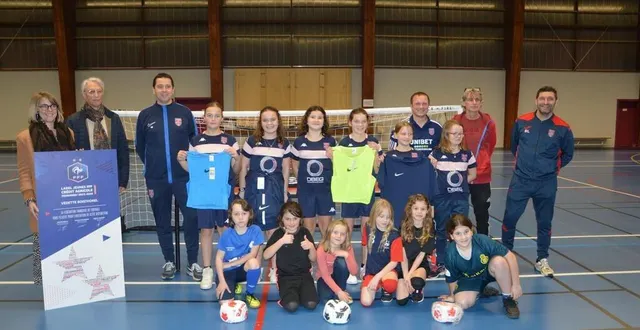 photo  les féminines de la vedette de boisthorel se sont vues remettre le label féminin eff au gymnase.  &copy;  ouest-france 