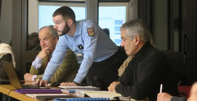 photo  daniel chevalier, maire de la commune (à gauche), guy de durfort (à droite) ainsi que l’ensemble des élus de juigné-sur-sarthe ont suivi l’exposé du gendarme clément rondeau avec attention.  &copy;  ouest-france 