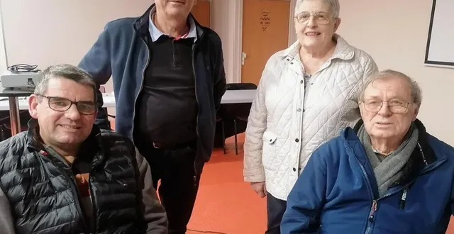 photo  didier javelle entouré de nouveau et anciens bénévoles.  &copy;  le maine libre 