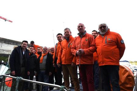 photo Maël Le Moal, PDG du centre Leclerc (à gauche) a remis samedi un chèque de 31 000 € à Jean-Pierre Carli, président de la station SNSM Granville-îles Chausey. Ouest-France 