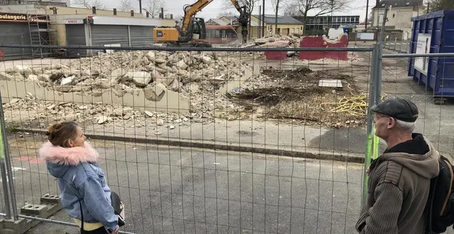 photo  clarisse et didier, deux habitants des sablons, sont ravis de voir que le projet du nouveau centre commercial prend une tournure concrète.  &copy;  le maine libre 