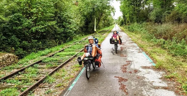 photo  depuis de nombreuses années, béatrice et alain bourgeteau, jeunes retraités installés à rouillon, font le choix de voyager à vélo. le couple fait partie des habitués du festival international du voyage à vélo, qui se déroule pour la première fois au mans, ce week-end.  &copy;  dr 