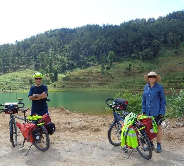 photo depuis de nombreuses années, béatrice et alain bourgeteau, jeunes retraités installés à rouillon, font le choix de voyager à vélo ici, au vietnam.  ©  dr