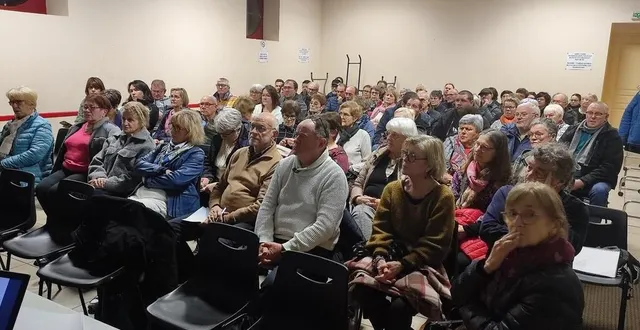 photo  une centaine de personnes a assisté à la réunion publique du collectif sauvons la piscine de candé.  &copy;  ouest-france 