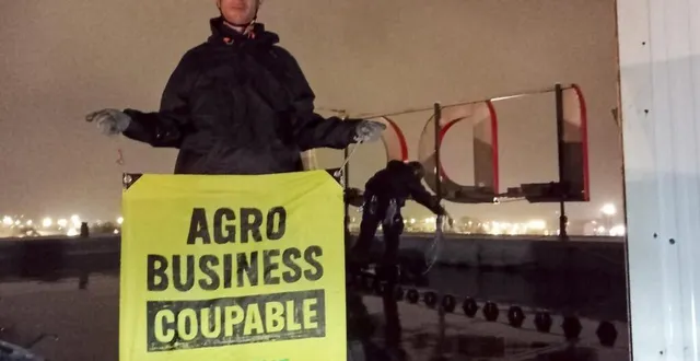 photo  greenpeace a mené une action au siège du groupe ldc à sablé-sur-sarthe.  &copy;  greenpeace - sébastien pons 