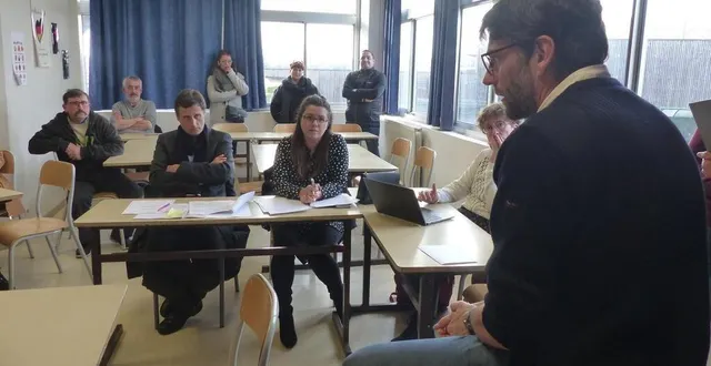 photo  enseignants, élus et parents ont pu échanger sur la décision de fermeture de deux divisions à la rentrée prochaine.  &copy;  le maine libre 