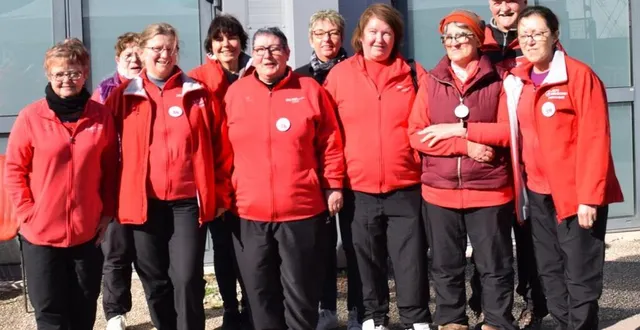 photo  les doublettes de l’asptt argentan engagées aux féminades 2024, en compagnie d’eric granger qui aura la casquette d’arbitre régional.  &copy;  dr 