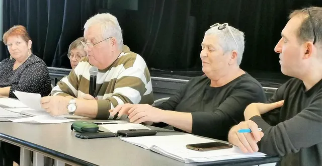 photo  michel robin, ici aux côtés de la maire irène boyer et de son adjoint miguel naudon à droite, et à sa gauche michelle, représentante du conseil d’administration du bureau départemental.  &copy;  le maine libre 