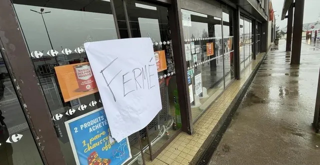 photo  un message annonçant une fermeture a été affiché à l’entrée du magasin carrefour market, ce jeudi 22 février 2024, à sablé-sur-sarthe.  &copy;  ouest-france 