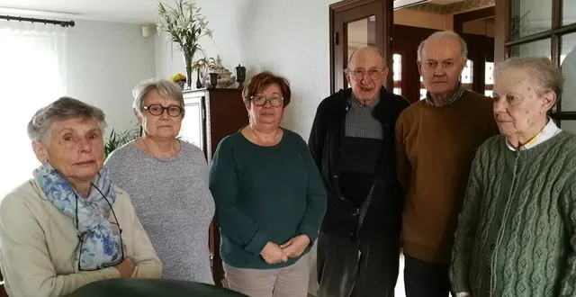 photo  des signataires de la pétition, dont la doyenne, solange burel, à droite.  &copy;  ouest-france 