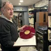 photo  denis decaux, gérant de vinyles 61 à alençon, a ouvert une annexe en centre-ville d’alençon. 