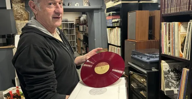 photo  denis decaux, gérant de vinyles 61 à alençon, a ouvert une annexe en centre-ville d’alençon.  &copy;  ouest-france 