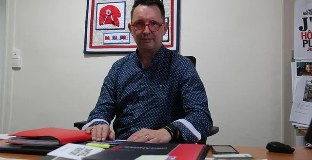 photo  déterminé à poursuivre son mandat « normalement », sylvain poirrier, le maire d’arthezé, dans le sud de la sarthe, se dit néanmoins inquiet de la menace de mort dont il a été la cible en raison de son engagement communiste.  &copy;  ouest-france 