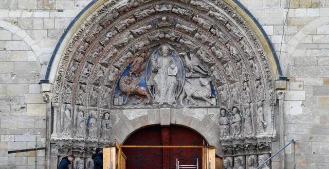 photo  angers, place mgr-chappoulie, 22 février 2024. même sous la pluie, les décors polychromes qui entourent l’entrée principale de la cathédrale saint-maurice, restaurés en 2018 et 2019, valent le coup d’œil. une galerie viendra bientôt les protéger des intempéries.  &copy;  laurent combet 