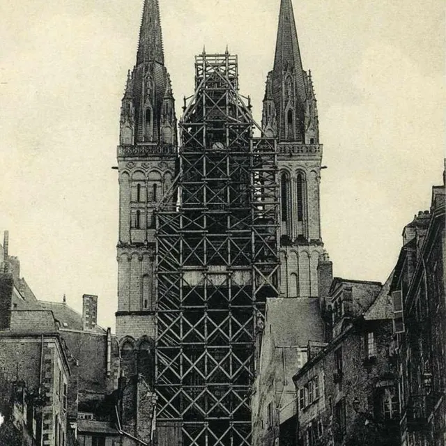 photo un échafaudage sur la cathédrale lors de travaux réalisés en 1907 et 1913.  ©  archives municipales d’angers