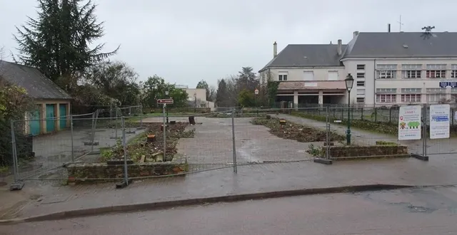 photo  au lendemain du déclassement du square jean-monnet et d’une partie de la cour de l’espace victor-hugo, une vingtaine d’arbres ont été abattus pour construire un immeuble de 32 logements qui abritera la future maison de santé.  &copy;  ouest-france 
