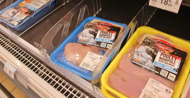 photo  des stickers accusateurs envers le volailler sarthois ldc collés par des membres de l214 sur les produits de la marque le gaulois, samedi 17 février 2024, à sablé-sur-sarthe.  &copy;  ouest-france 