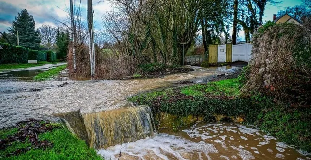 photo  inondations sur la route du côté de parence.  &copy;  photo le maine libre yvon loue 
