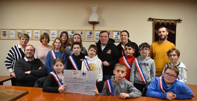 photo  une très belle rencontre entre les jeunes et les fondateurs du refuge, aux côtés de membres du conseil municipal adulte.  &copy;  le maine libre 