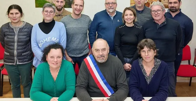 photo  au premier rang : lydie lecrenay, première adjointe ; jean-michel cuisinier, maire et sophie renault, deuxième adjointe, avec, derrière, les élus du conseil municipal.  &copy;  mairie de la chapelle-près-sées 