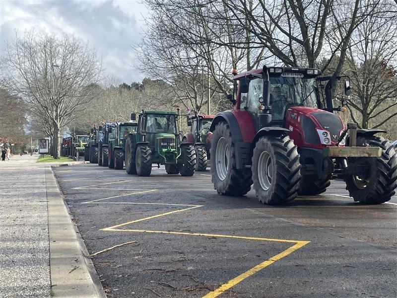 Colère des agriculteurs. Au Mans, les manifestants construisent un mur ...