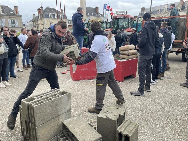 Colère des agriculteurs. Au Mans, les manifestants construisent un mur ...