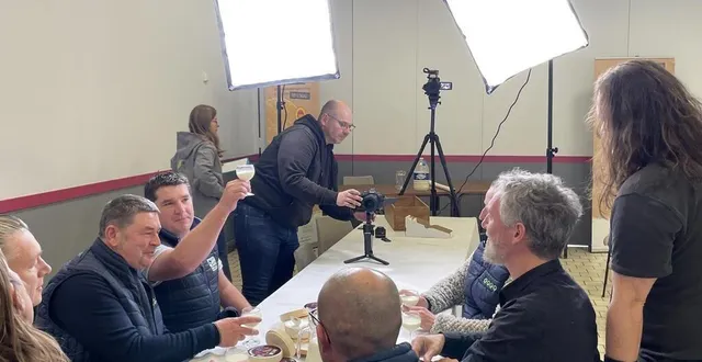 photo  le groupe de musique la tchoucrav', originaire de caen (calvados), a tourné une scène lors de l’assemblée générale des producteurs gillot de son prochain clip. la chanson est dédiée à oreillette, la vache normande égérie du salon de l’agriculture 2024.  &copy;  ouest-france 