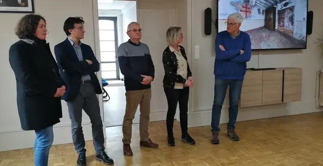 photo  les fresques murales ont été inaugurées au format numérique jeudi, par cédric billaid, à droite.  &copy;  ouest-france 