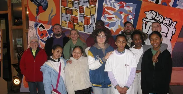 photo  mercredi 21 février 2024, les jeunes qui participaient à l’atelier écriture se sont réjouis de poser sous l’arche de la solidarité.  &copy;  ouest-france 