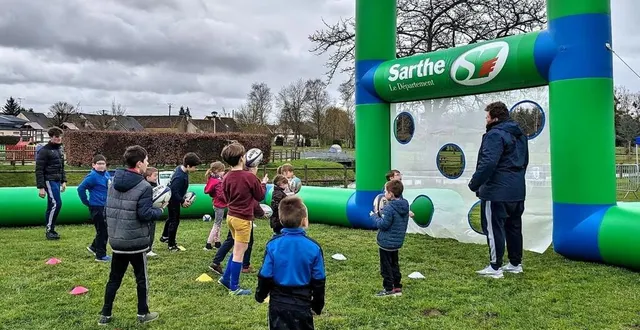 photo  une animation sur le thème du rugby avec la caravane sarthe terre de jeux lors d’un passage à beaufay en mars 2023.  &copy;  cdos72 