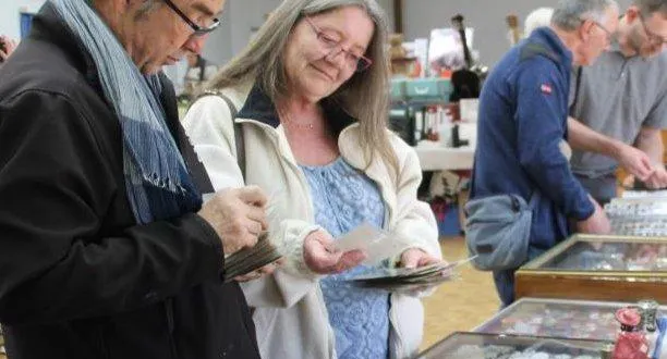 photo  sylvie et philippe regardent des photos : « on n’était pas nés. »  &copy;  le maine libre 