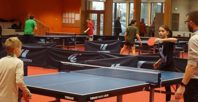 photo  dimanche matin, les pongistes du village ont pu découvrir en famille la nouvelle salle du club de tennis de table maine cœur de sarthe. impressionnés par la qualité et la grandeur des infrastructures, les participants n’ont pas boudé leur plaisir de se distraire entre amis ou avec les enfants sur les quatorze tables installées.  &copy;  ouest-france 
