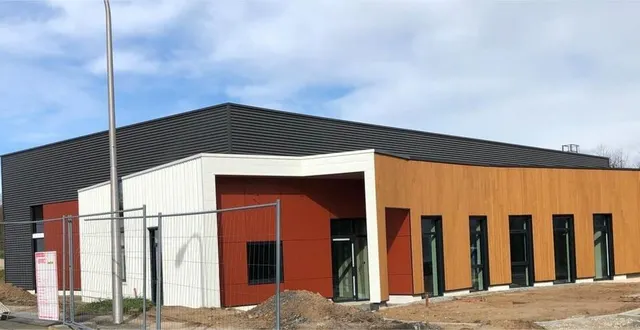 photo  le nouveau bâtiment blanc situé dans la zone de la bertraie sera livré au printemps 2024.  &copy;  le maine libre 