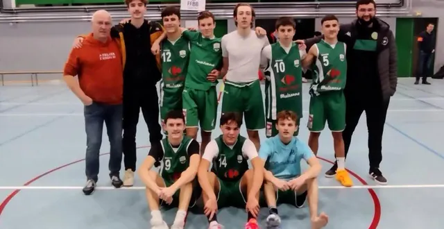 photo  stéphane lebatteux le coach, l’équipe u20, et ethan actuellement en service civique (de g. à droite).  &copy;  le maine libre 