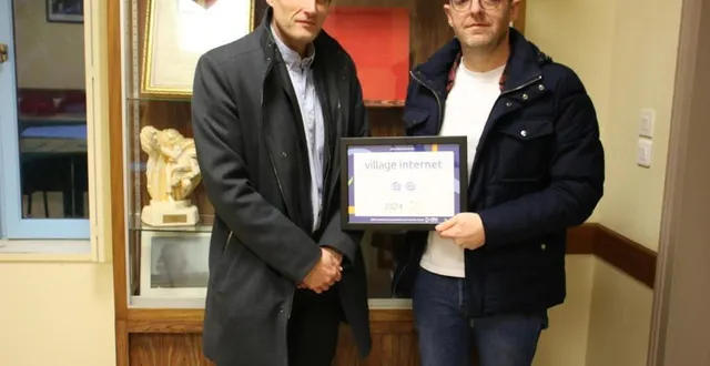 photo  denis assier, maire d’ancinnes (sarthe), et romain hutereau, adjoint, avec en mains le label territoire, villes et villages internet.  &copy;  ouest-france 