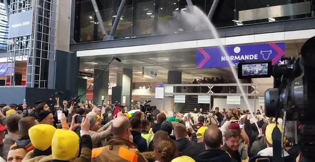 photo  au salon de l’agriculture, l’ambiance est tendue, comme peut le constater daniel régner.  &copy;  collection privée daniel regner 