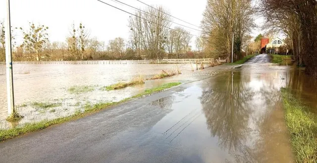 photo  les routes sont inondées, empêchant le passage des véhicules, et les champs aux alentours sont recouverts d’eau.  &copy;  le maine libre 
