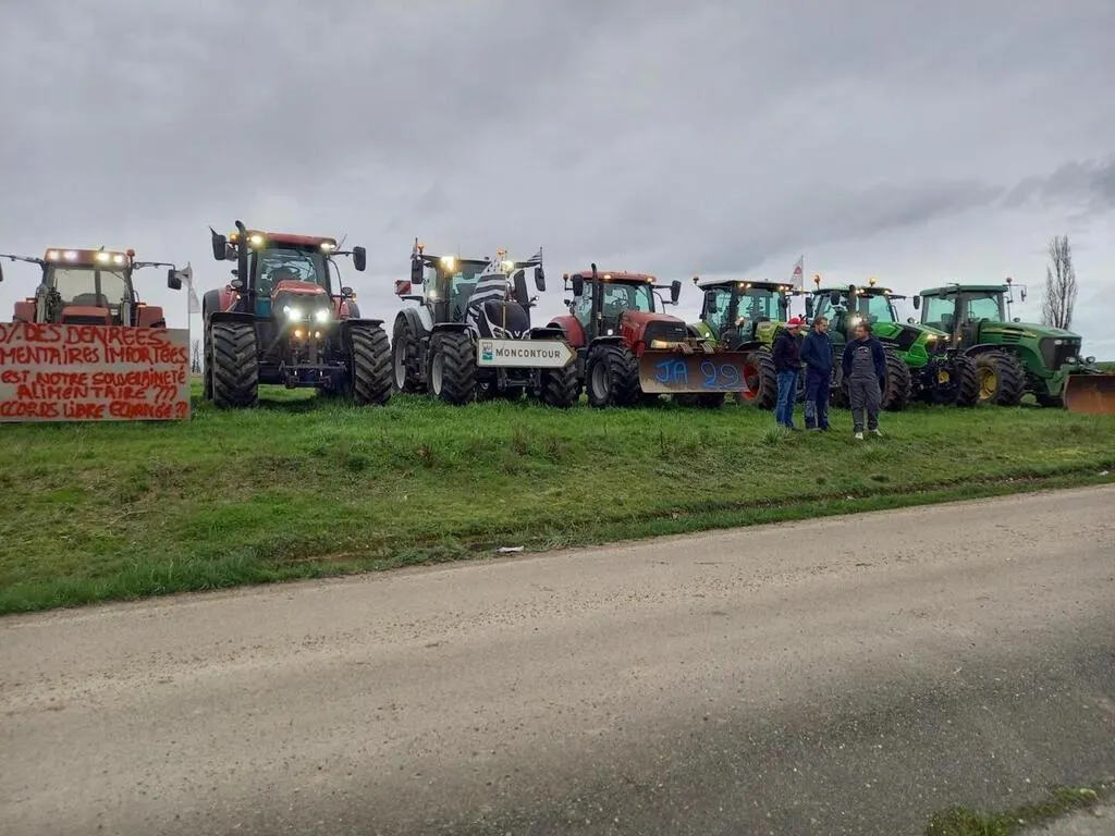 Partis des Côtesd’Armor en tracteurs, ils n’ont pas pu rejoindre le Salon de l’agriculture