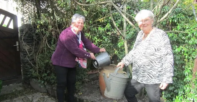 photo  les deux jeunes septuagénaires, marie-claire gaugain et marie-paule bellier sont très actives au jardin, comme en réunion de bureau du joli coin de terre, autour de leur président robert barais, où les idées et décisions fleurissent.  &copy;  co 
