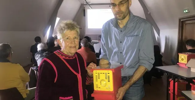 photo  catherine trouillet et willy cheneau, présidente de vice-présidente du groupement de défense sanitaire apicole de la sarthe, conseillent ce piège pour les frelons asiatiques.  &copy;  le maine libre 