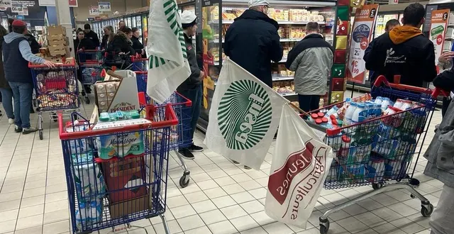photo  à carrefour et super u, les agriculteurs ont rempli plus de trente chariots de produits laitiers lactalis, samedi 24 février 2024. (photo fournie par les jeunes agriculteurs de l’orne).  &copy;  jeunes agriculteurs de l’orne 