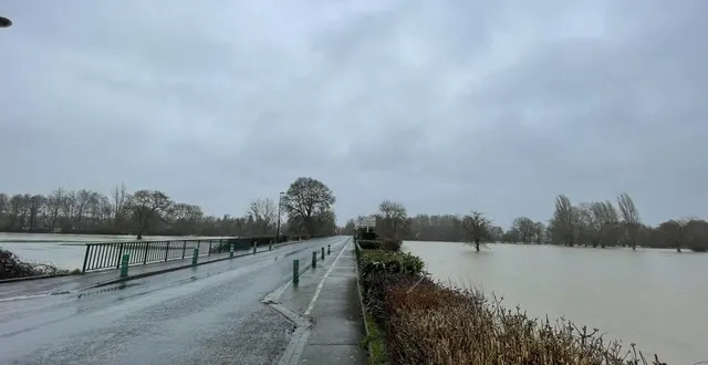 photo  à l’entrée de la chartre, la « levée » porte bien son nom. de chaque côté il n’y a que de l’eau, le loir et la boire se sont mêlés…  &copy;  le maine libre 
