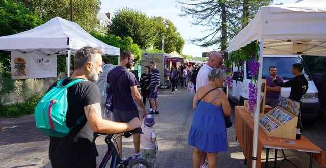 photo  il fait beau, la loire est toute proche, le cadre est magnifique. c’est jour de marché en été quai de la noë à bouchemaine, l’une des communes les plus attractives de l’agglomération d’angers.  &copy;  archives ouest-france 
