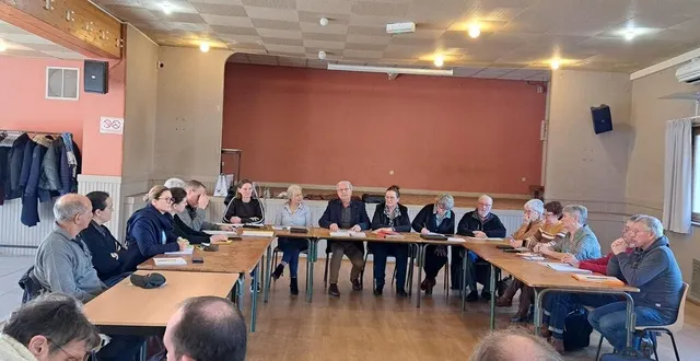 photo  isabelle goyer, nouvelle présidente, est dans l’angle gauche de la table, à droite de delphine delahaye conseillère départementale. jean-pierre leroy, le président sortant, est à sa gauche.  &copy;  ouest-france 