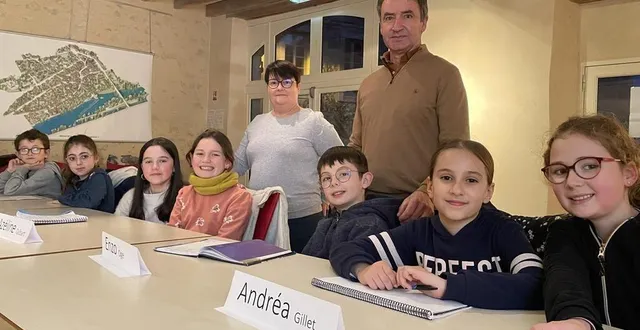 photo  l’adjointe nathalie pancher, le maire michel gendry et quelques-uns des élus du conseil municipal junior.  &copy;  le maine libre 